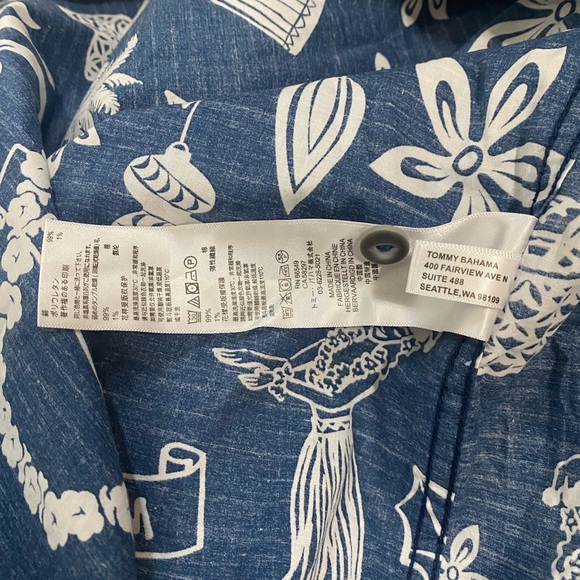 🪿Blue Tommy Bahama "Mele Kalikimaka" Hawaiian Christmas shirt! - Picture 7 of 10